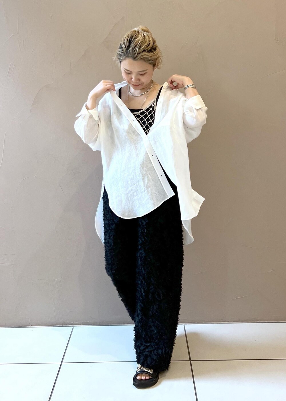 ホワイト系のシャツ/ブラウス、ベージュ系のキャミソール、ブラック系のその他パンツを着用したレディースの春コーディネートの5枚目の写真