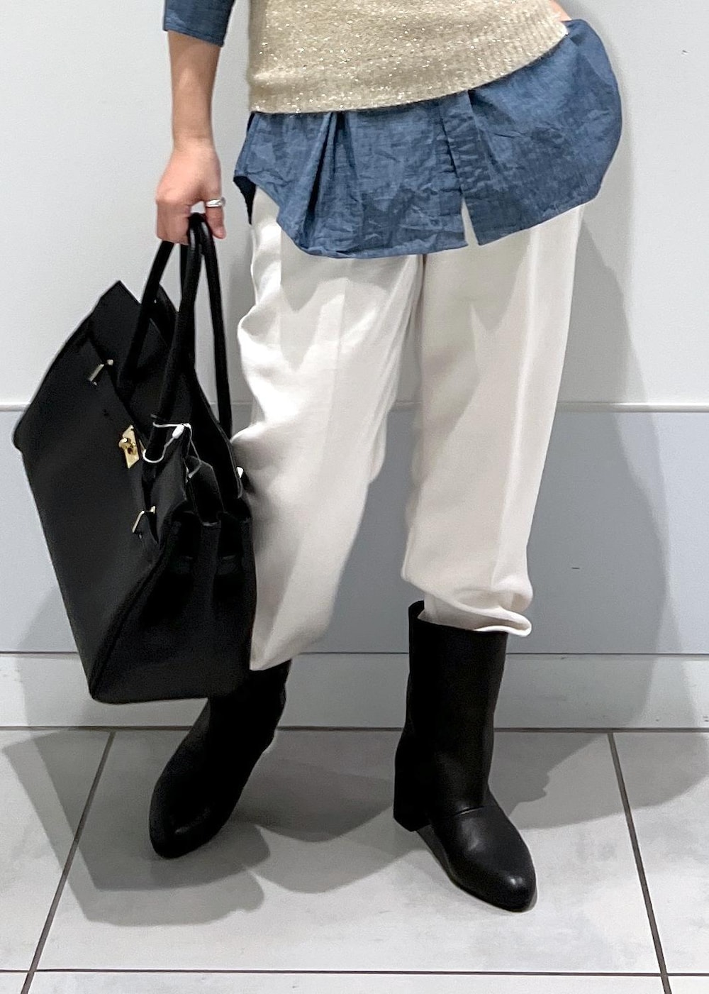 ゴールド系のキャミソール、ブルー系のシャツ/ブラウス、ホワイト系のその他パンツを着用したレディースの秋コーディネートの7枚目の写真