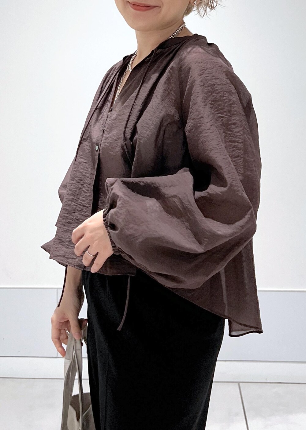 シルバー系のサンダル、ブラウン系のシャツ/ブラウス、ブラック系のその他パンツを着用したレディースの夏コーディネートの8枚目の写真