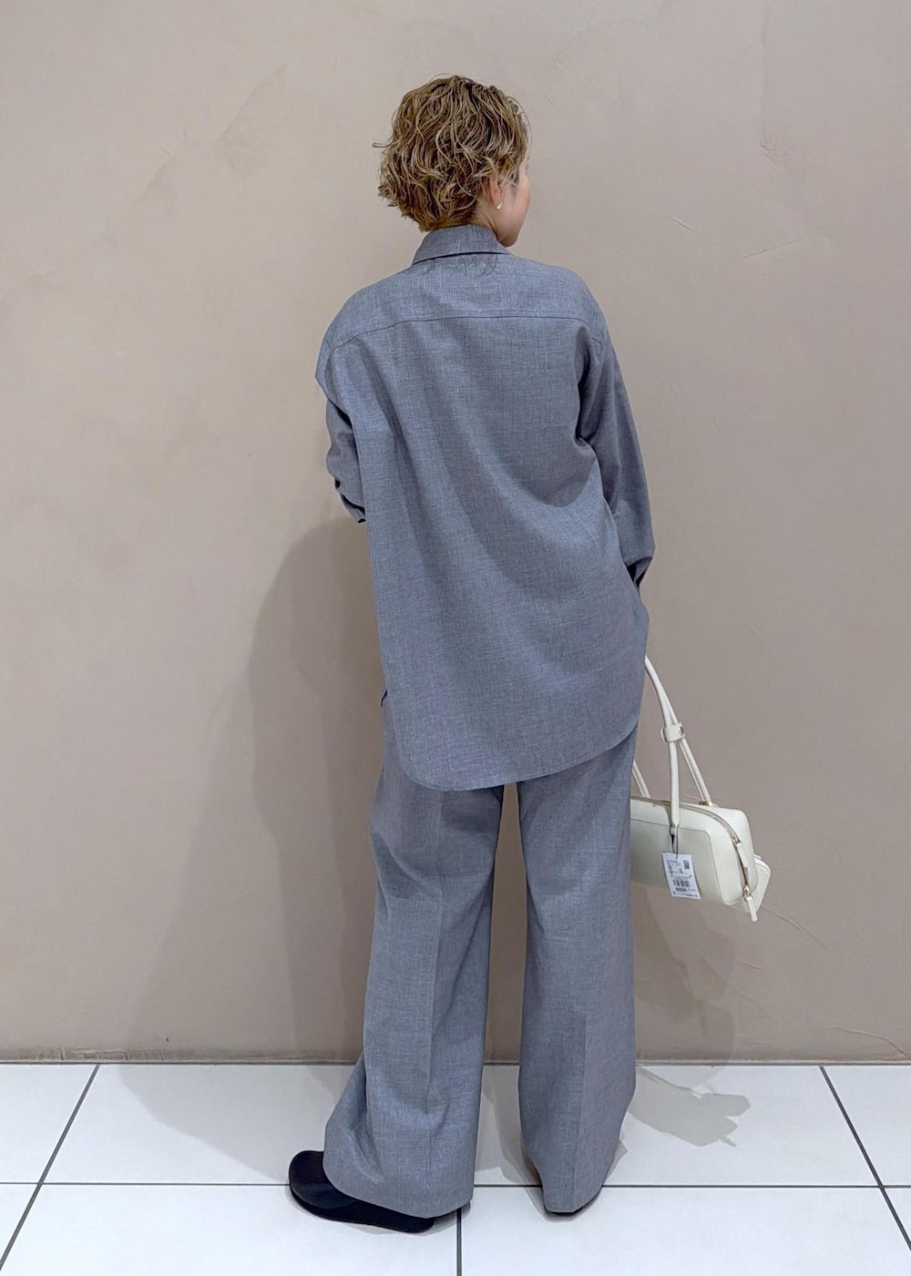 グレー系のシャツ/ブラウス、グレー系のその他パンツを着用したレディースの冬コーディネートの5枚目の写真