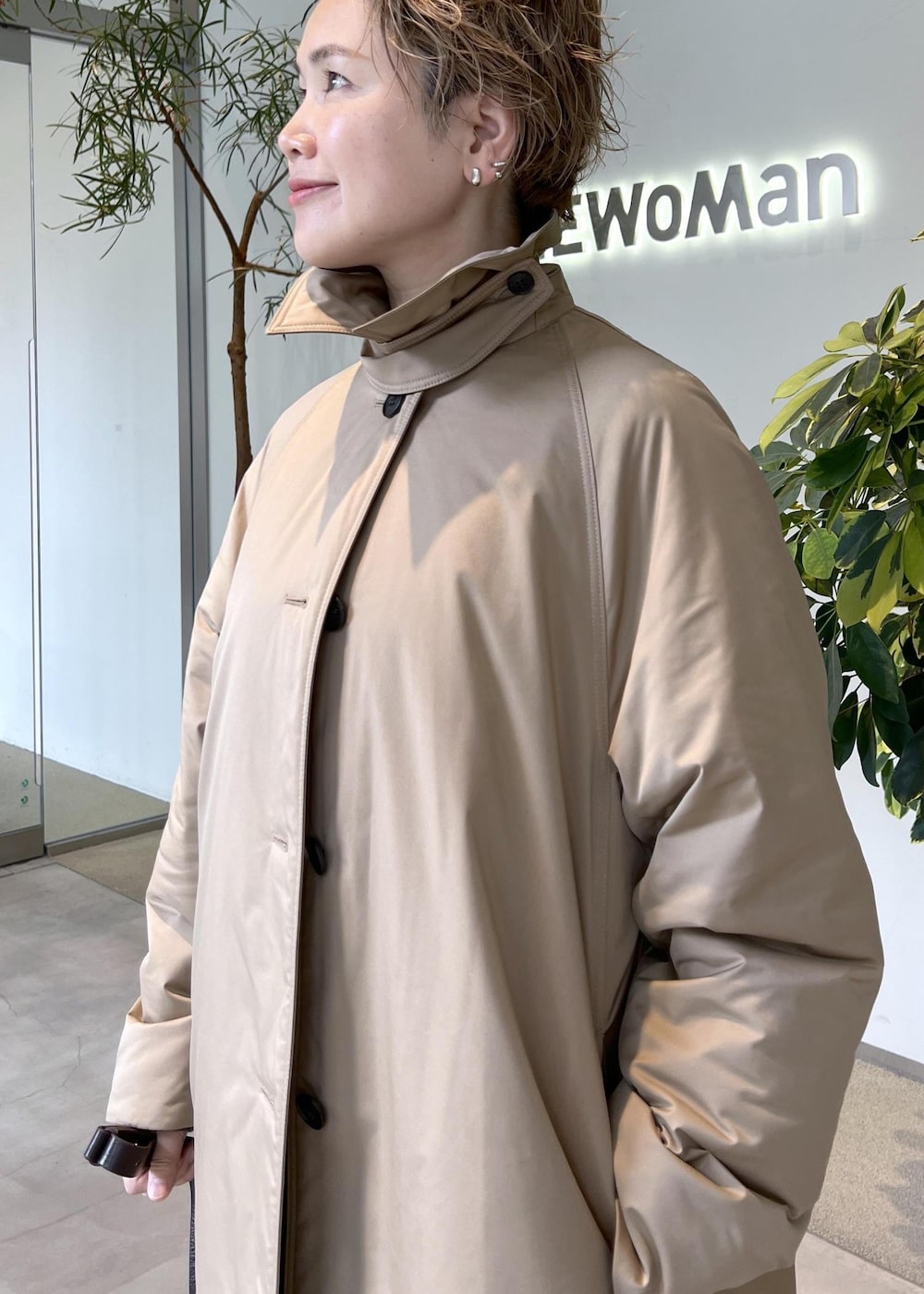 ブラウン系のブーツ、ブラウン系のショルダーバッグ、ベージュ系のダウンジャケット/コートを着用したレディースの秋コーディネートの8枚目の写真