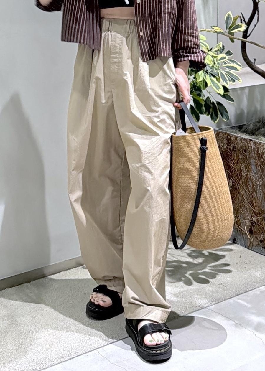 ベージュ系のその他パンツ、ブラウン系のシャツ/ブラウスを着用したレディースの春コーディネートの10枚目の写真