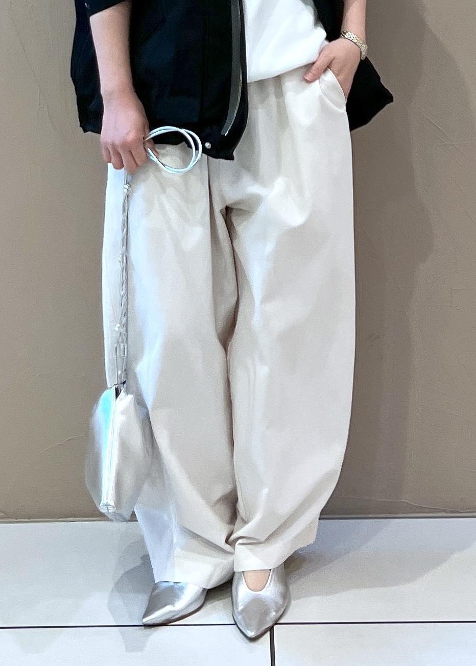 ブラック系のブルゾン、ホワイト系のその他パンツ、シルバー系のショルダーバッグを着用したレディースの春コーディネートの8枚目の写真