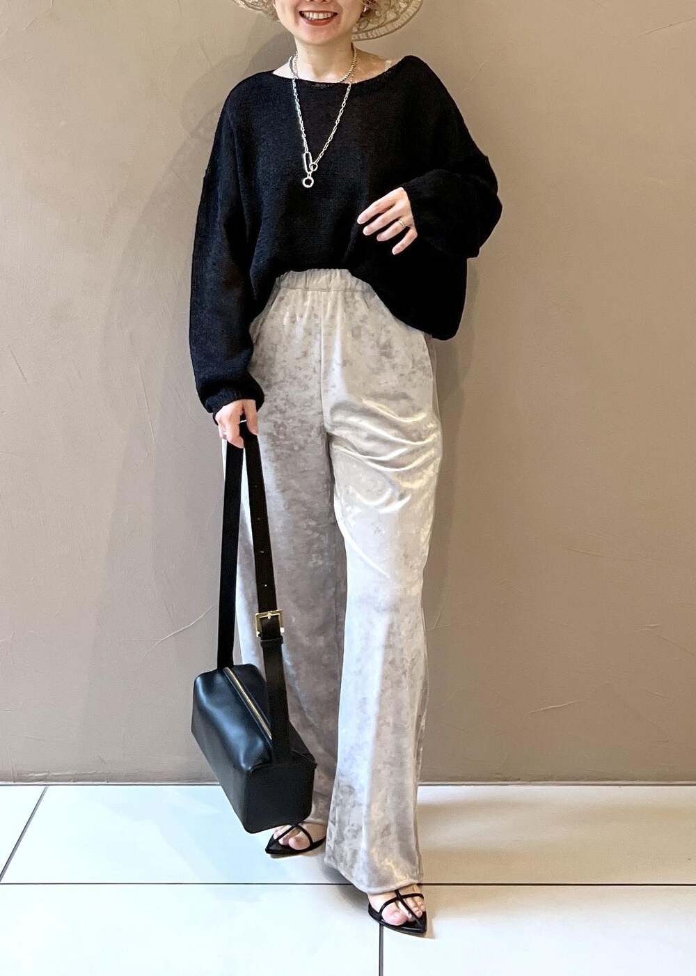 ベージュ系のその他パンツ、ブラック系のサンダル、ブラック系のニット/セーターを着用したレディースの春コーディネートの4枚目の写真