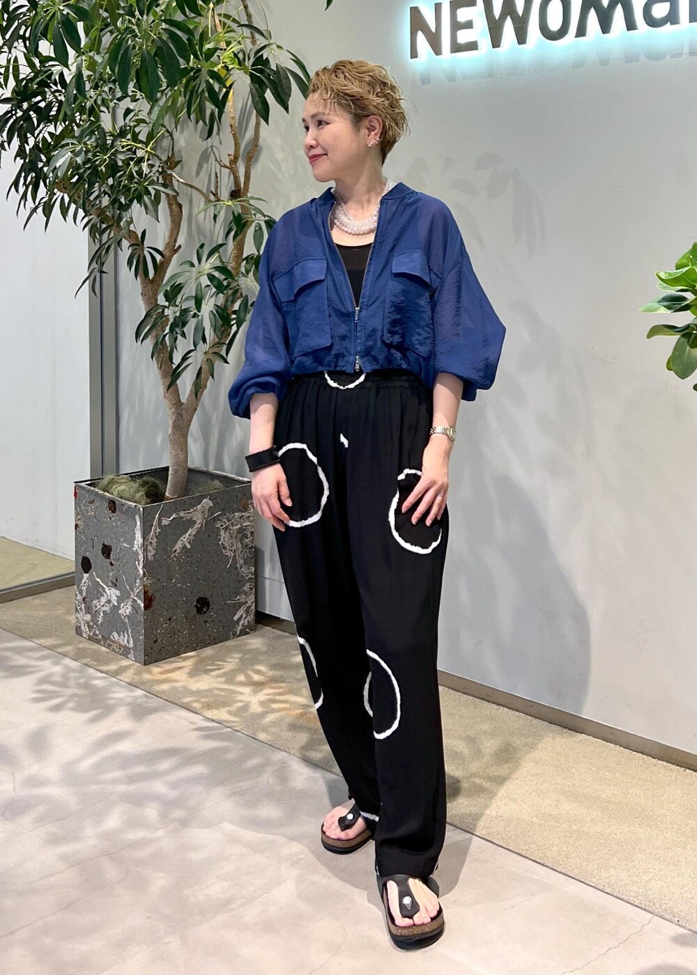 ブルー系のブルゾンを着用したレディースの夏コーディネートの3枚目の写真