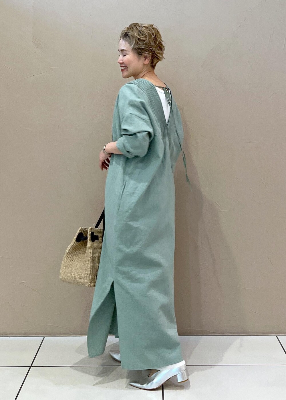 ホワイト系のトートバッグ、グリーン系のワンピース、ホワイト系のその他パンツを着用したレディースの春コーディネートの9枚目の写真