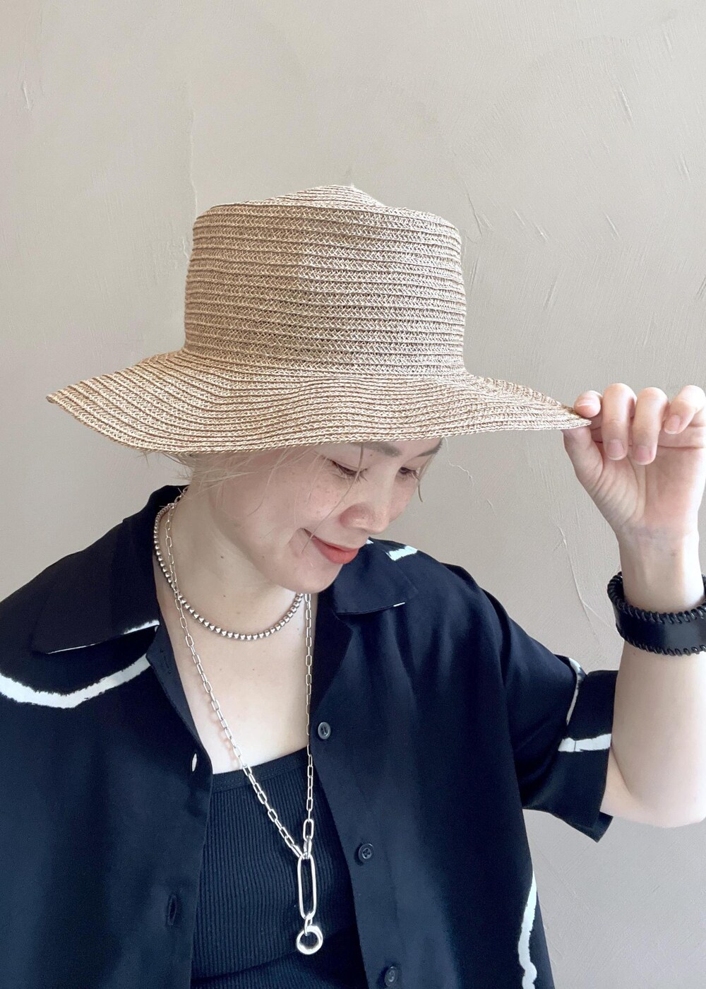 ゴールド系のサンダル、ブラック系のタンクトップ、ブラック系のルームウェア/パジャマを着用したレディースの春コーディネートの10枚目の写真