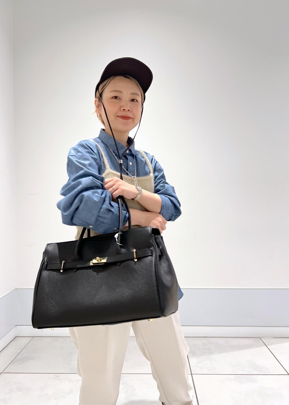 ゴールド系のキャミソール、ブルー系のシャツ/ブラウス、ホワイト系のその他パンツを着用したレディースの秋コーディネートの9枚目の写真