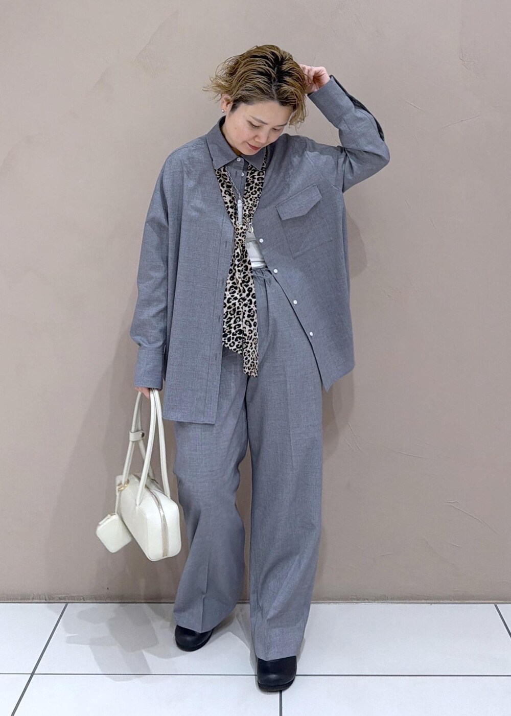 グレー系のシャツ/ブラウス、グレー系のその他パンツを着用したレディースの冬コーディネートの2枚目の写真