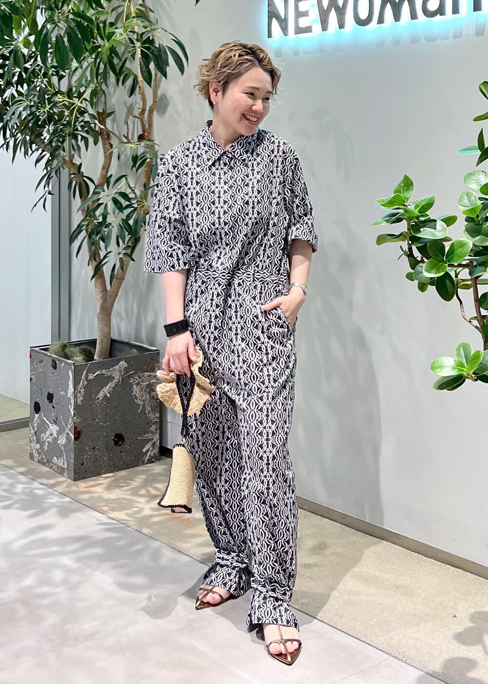 その他のサンダル、ブラック系のつなぎ/オールインワン、ホワイト系のハンドバッグを着用したレディースの夏コーディネートの7枚目の写真