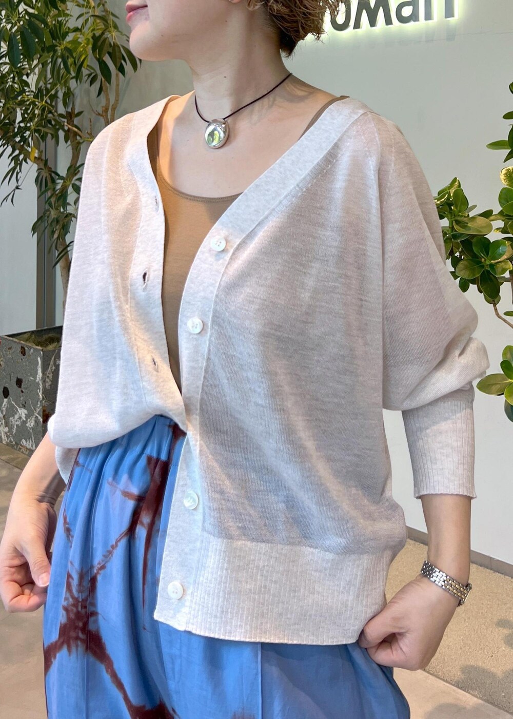 グレー系のカーディガン/ボレロ、ブルー系のその他パンツ、ベージュ系のタンクトップを着用したレディースの春コーディネートの5枚目の写真