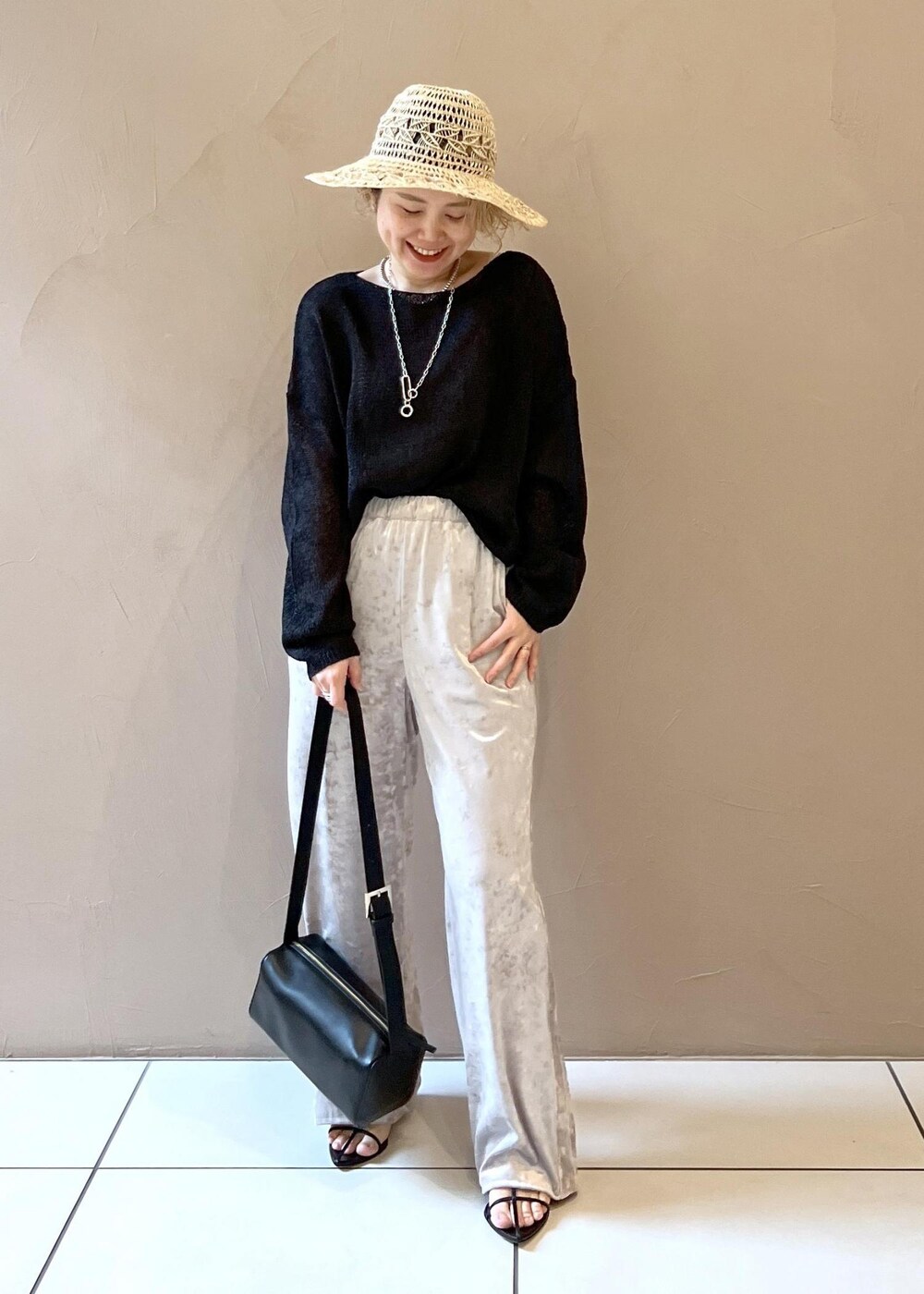 ベージュ系のその他パンツ、ブラック系のサンダル、ブラック系のニット/セーターを着用したレディースの春コーディネートの3枚目の写真