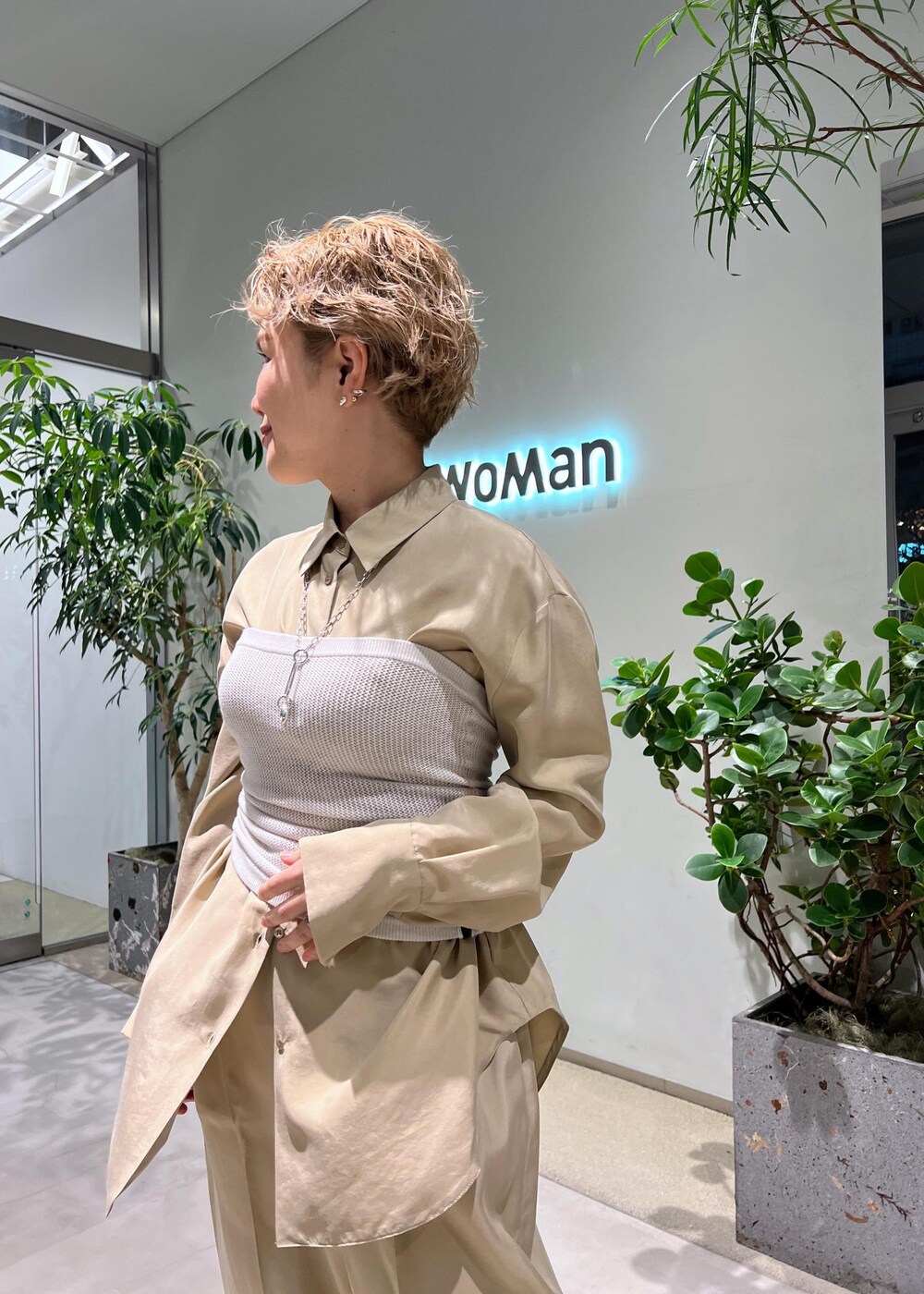 ベージュ系のその他パンツ、ベージュ系のシャツ/ブラウス、ホワイト系のボストンバッグを着用したレディースの春コーディネートの5枚目の写真