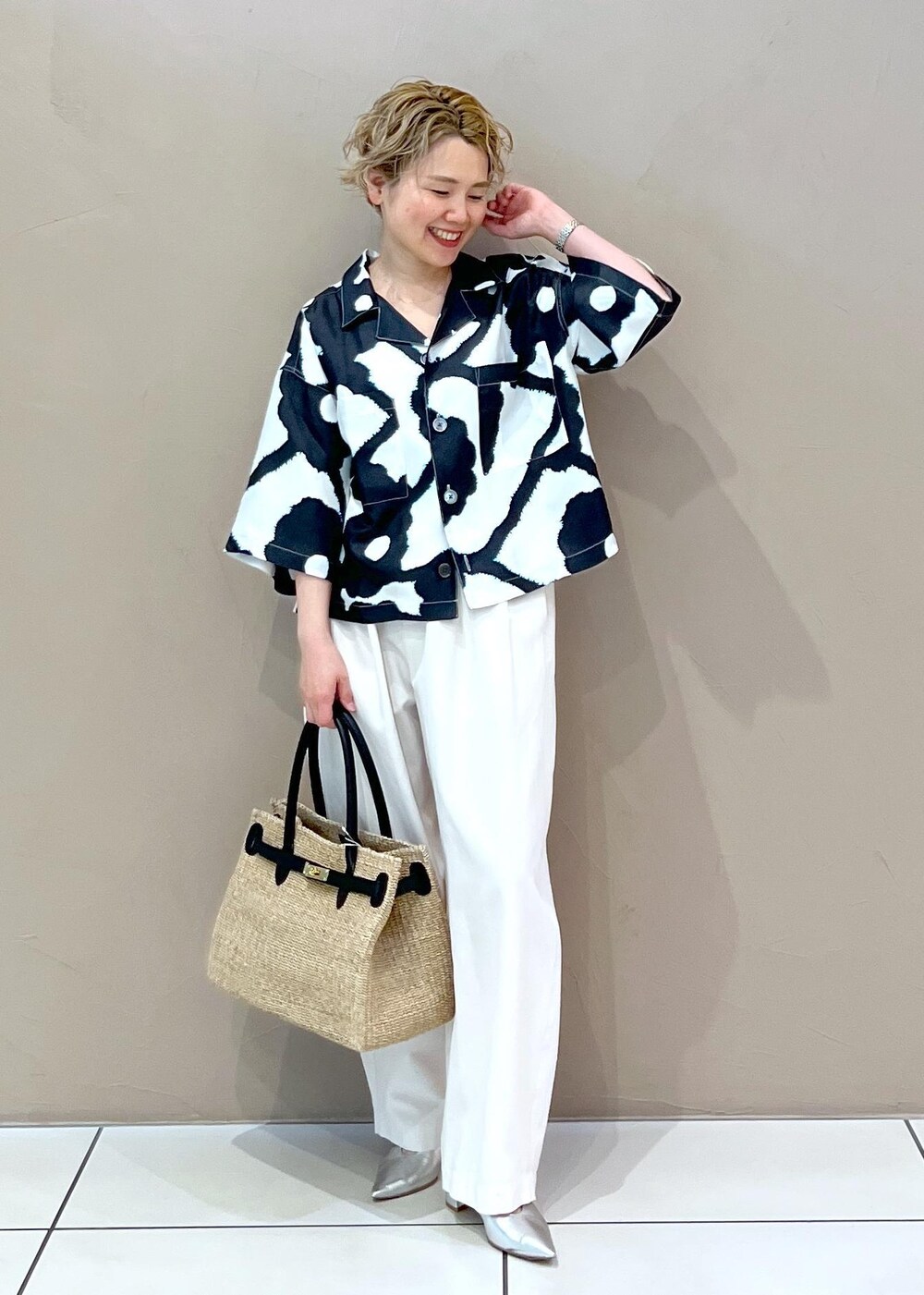 ホワイト系のトートバッグ、ホワイト系のその他パンツ、シルバー系のパンプスを着用したレディースの春コーディネートの3枚目の写真