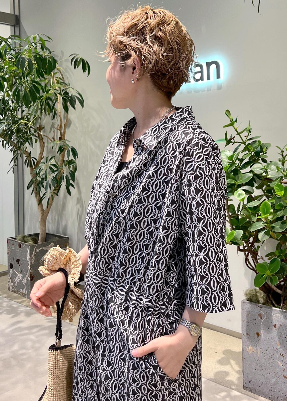 その他のサンダル、ブラック系のつなぎ/オールインワン、ホワイト系のハンドバッグを着用したレディースの夏コーディネートの5枚目の写真