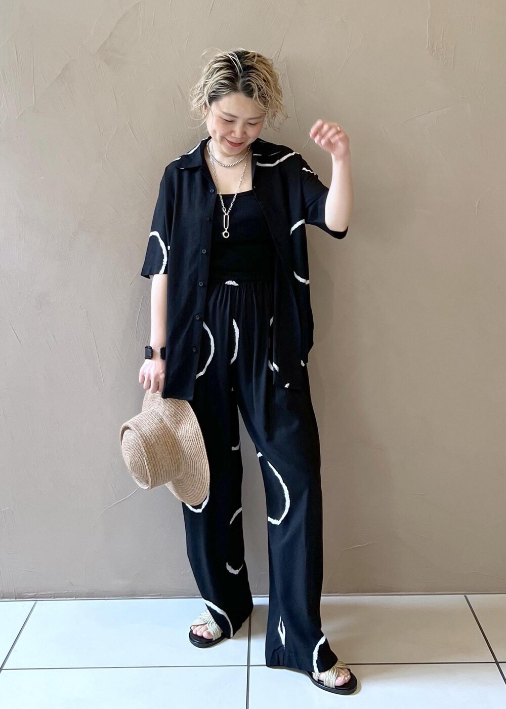 ゴールド系のサンダル、ブラック系のタンクトップ、ブラック系のルームウェア/パジャマを着用したレディースの春コーディネートの3枚目の写真