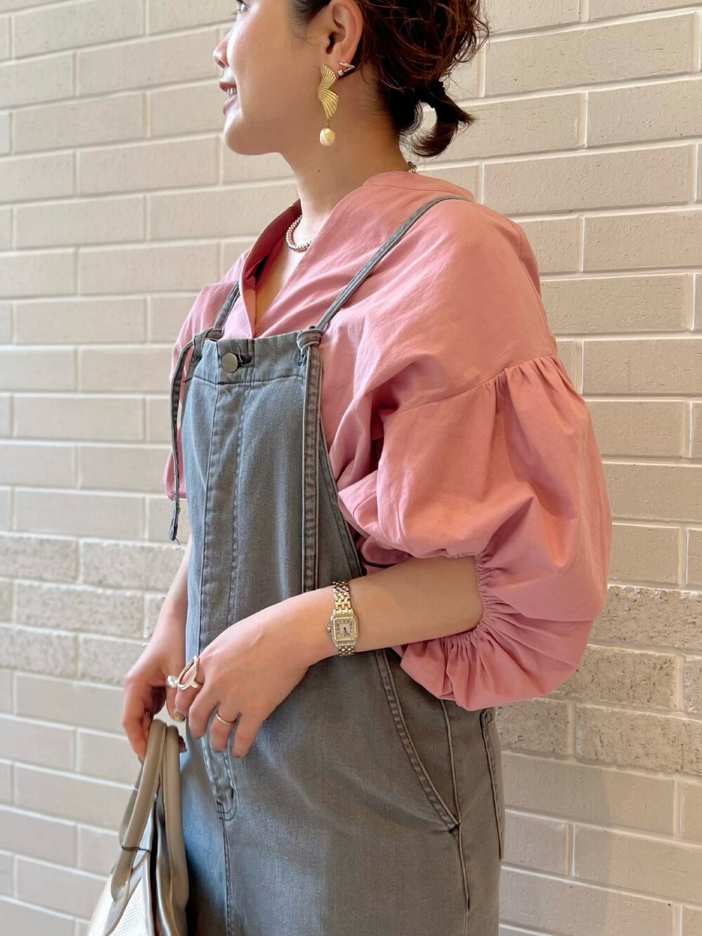 ピンク系のシャツ/ブラウス、グレー系のワンピース、ベージュ系のトートバッグを着用したレディースの春コーディネートの4枚目の写真