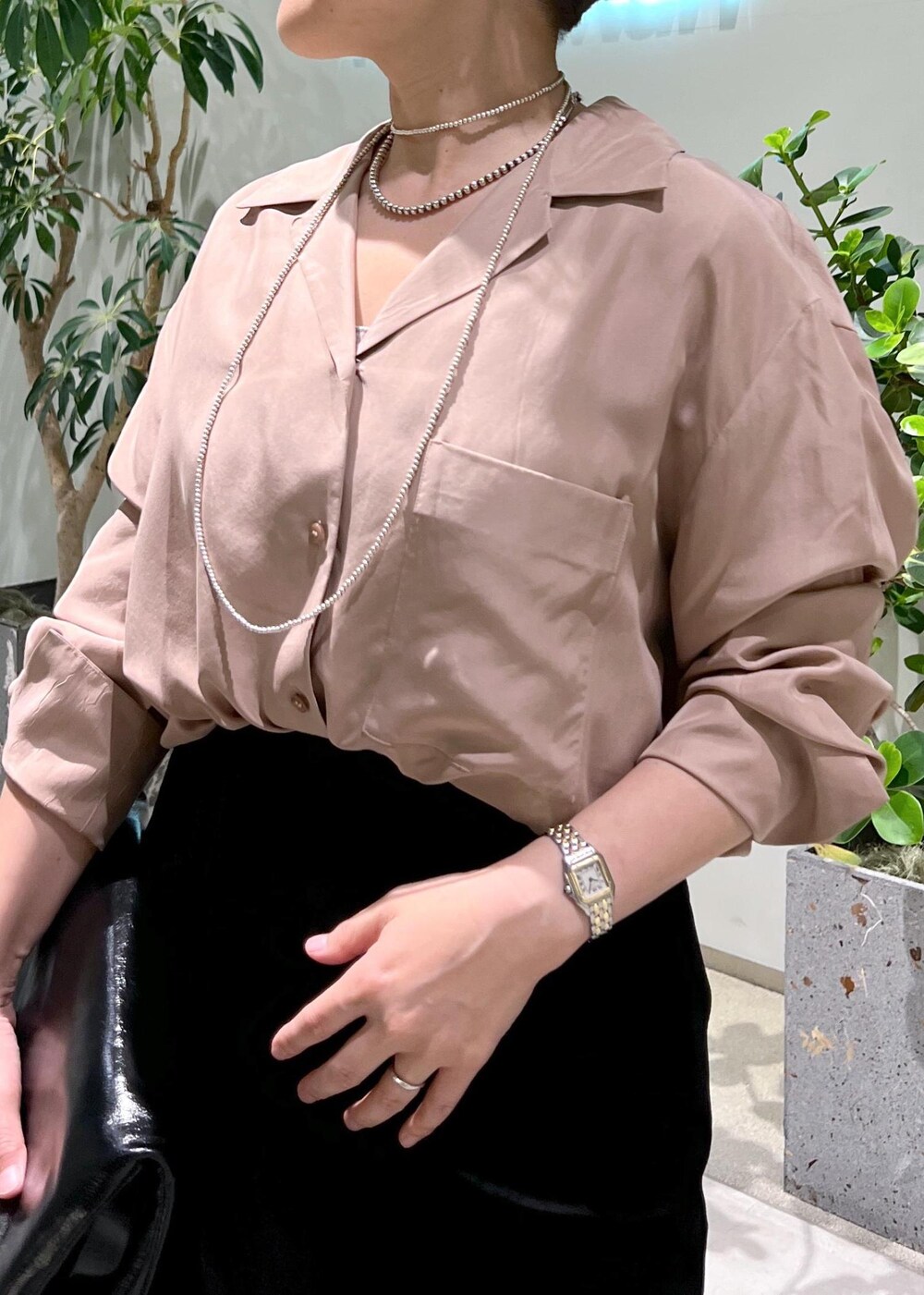 ブラック系のスカート、ピンク系のシャツ/ブラウス、ブラック系のショルダーバッグを着用したレディースの夏コーディネートの6枚目の写真