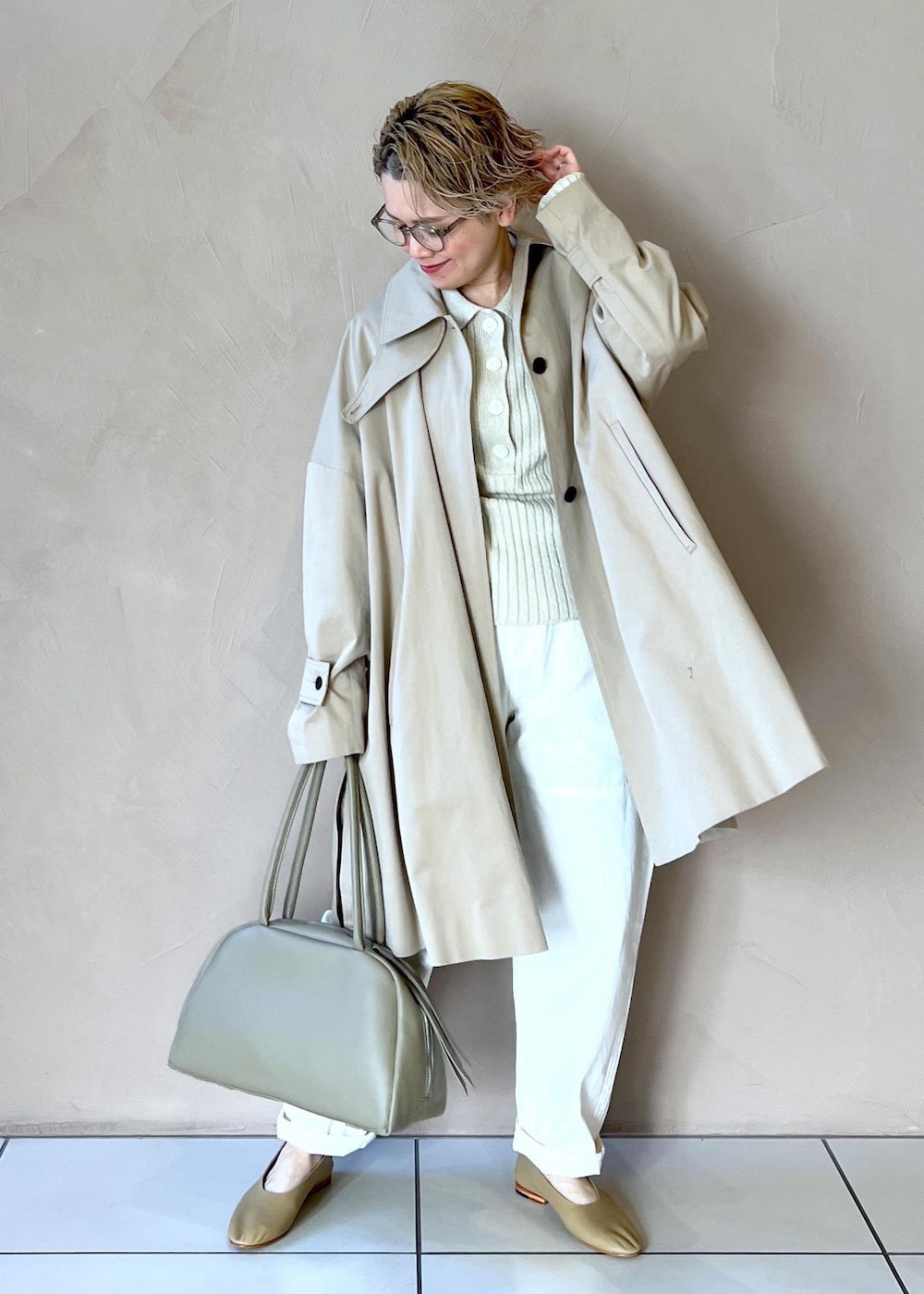 ベージュ系のボストンバッグ、ホワイト系のその他パンツ、ホワイト系のニット/セーターを着用したレディースの冬コーディネートの4枚目の写真