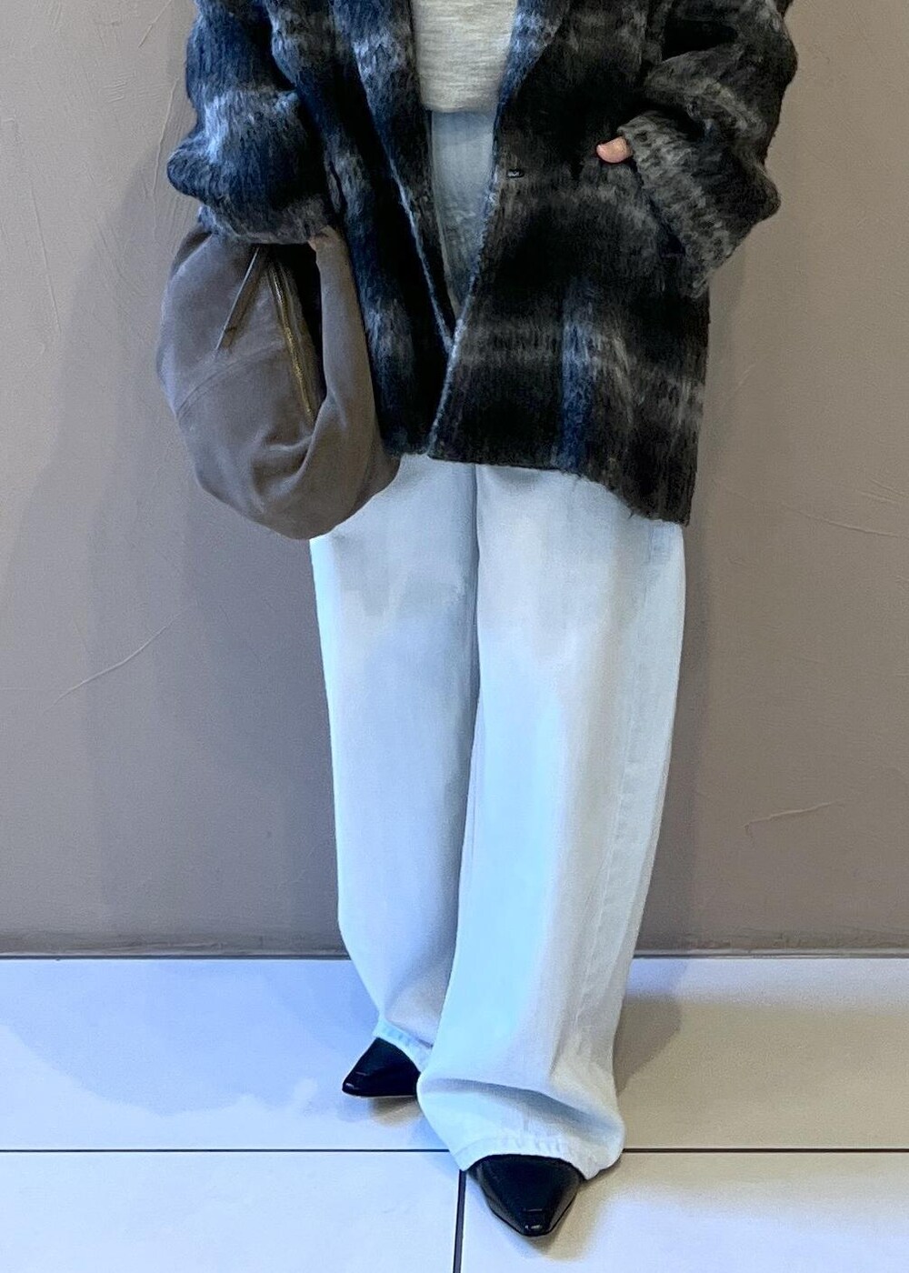 ブルー系のデニムパンツ、グレー系のその他アウター、グレー系のハンドバッグを着用したレディースの秋コーディネートの10枚目の写真