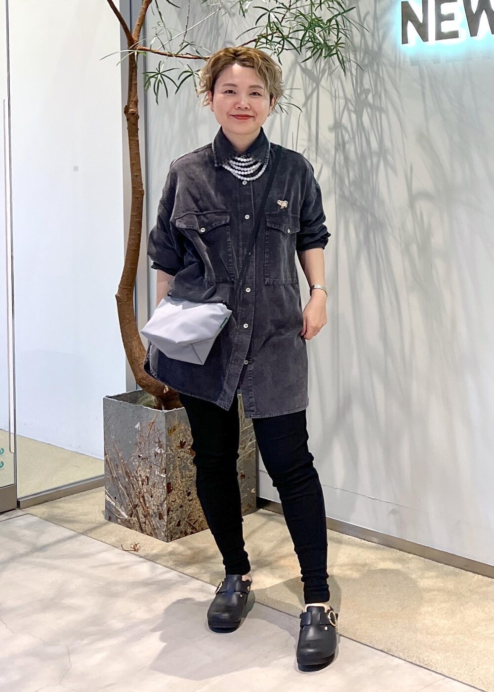 グレー系のシャツ/ブラウス、ブラック系のスニーカーを着用したレディースの秋コーディネートの5枚目の写真