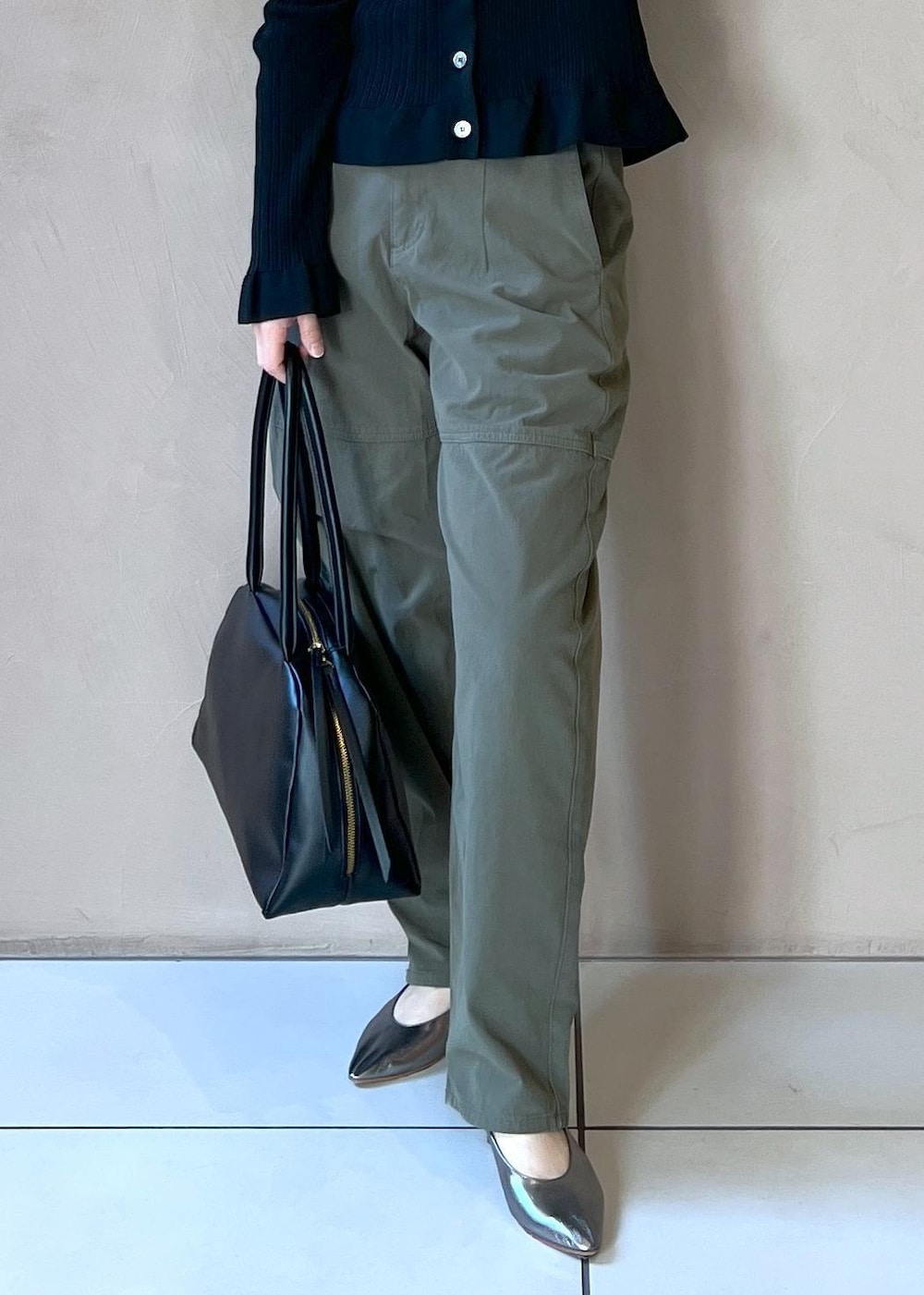 ブラック系のカーディガン/ボレロ、グリーン系のその他パンツ、ブラック系のボストンバッグを着用したレディースの冬コーディネートの7枚目の写真