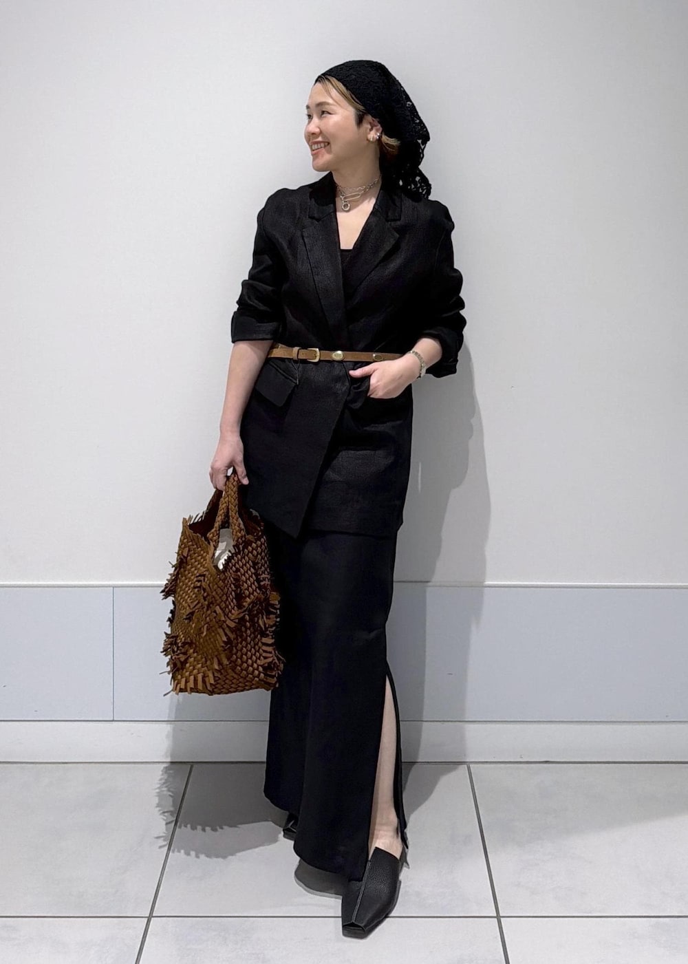 ブラック系のその他シューズ、ブラック系のスカート、ブラック系のテーラードジャケットを着用したレディースの冬コーディネートの2枚目の写真