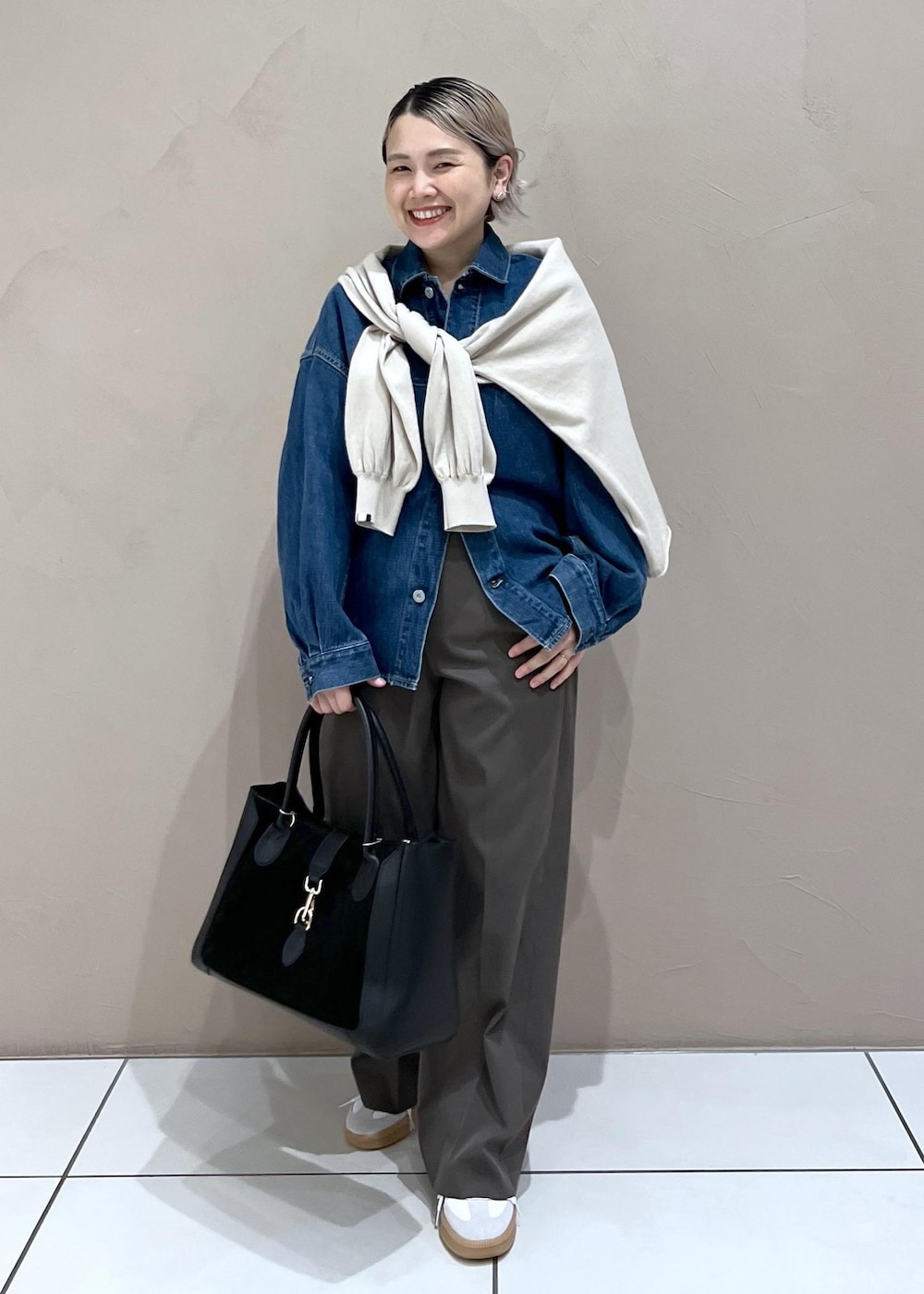 ブラウン系のその他パンツ、ブラック系のハンドバッグ、ホワイト系のスニーカーを着用したレディースの夏コーディネートの2枚目の写真