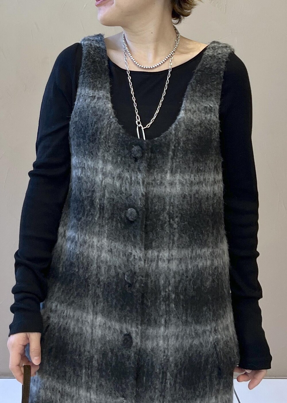 グレー系のジャンパースカート、ブラウン系のショルダーバッグ、ブラック系のTシャツ/カットソーを着用したレディースの秋コーディネートの7枚目の写真