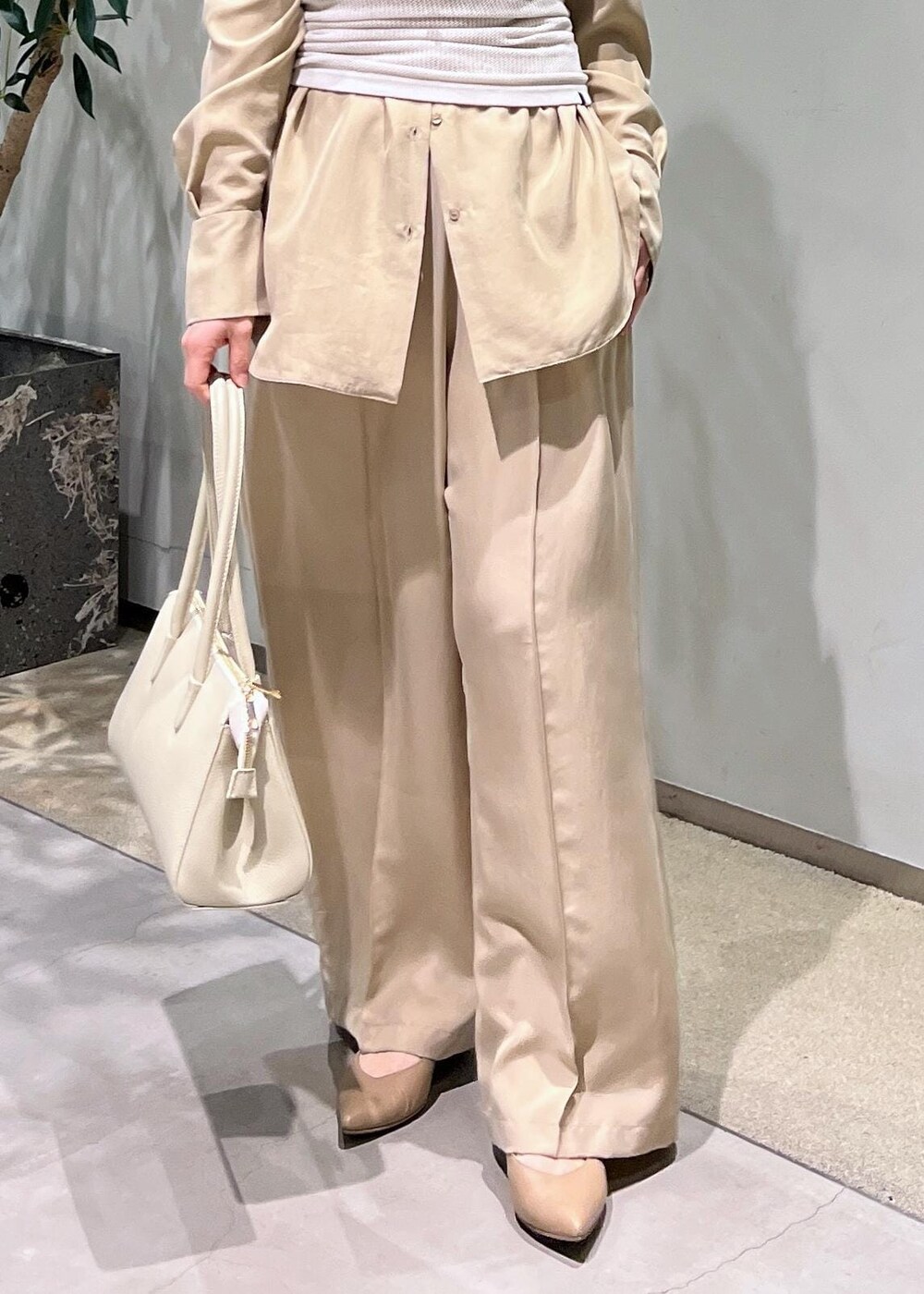 ベージュ系のその他パンツ、ベージュ系のシャツ/ブラウス、ホワイト系のボストンバッグを着用したレディースの春コーディネートの7枚目の写真