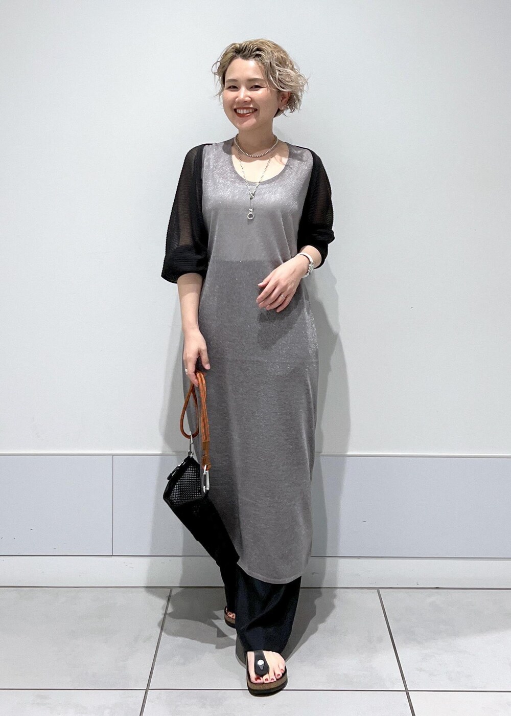 グレー系のカーディガン/ボレロ、ブラック系のその他パンツ、ブラック系のショルダーバッグを着用したレディースの夏コーディネートの3枚目の写真