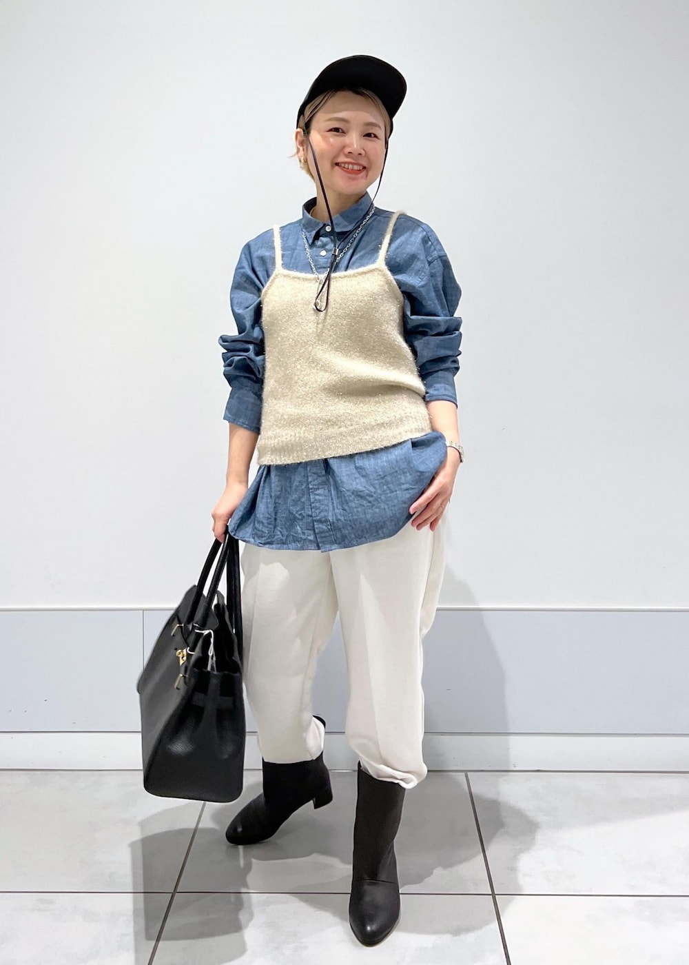 ゴールド系のキャミソール、ブルー系のシャツ/ブラウス、ホワイト系のその他パンツを着用したレディースの秋コーディネートの3枚目の写真