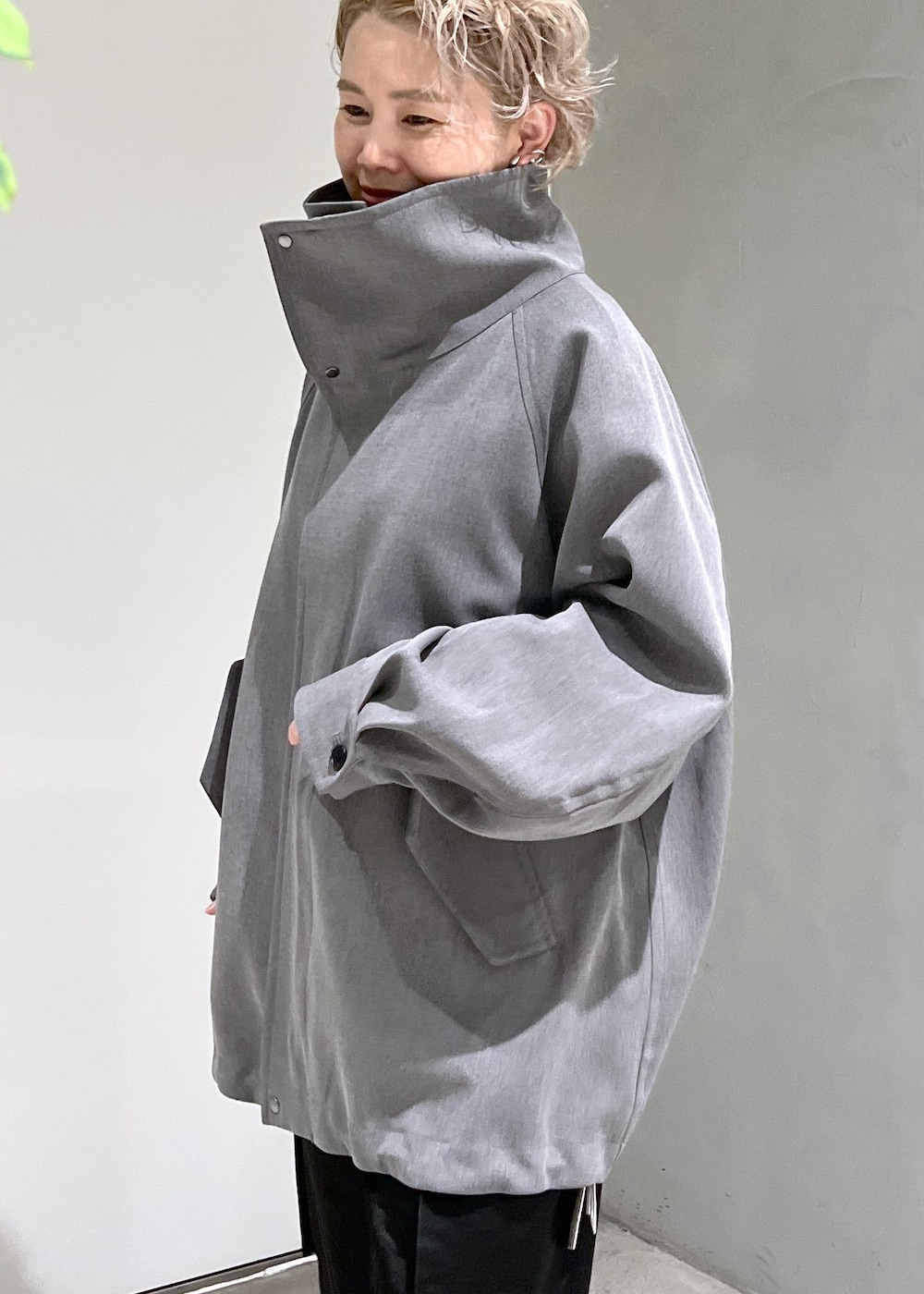 ブラウン系のショルダーバッグ、ブラック系のカーゴパンツ、ホワイト系のスウェットを着用したレディースの秋コーディネートの6枚目の写真