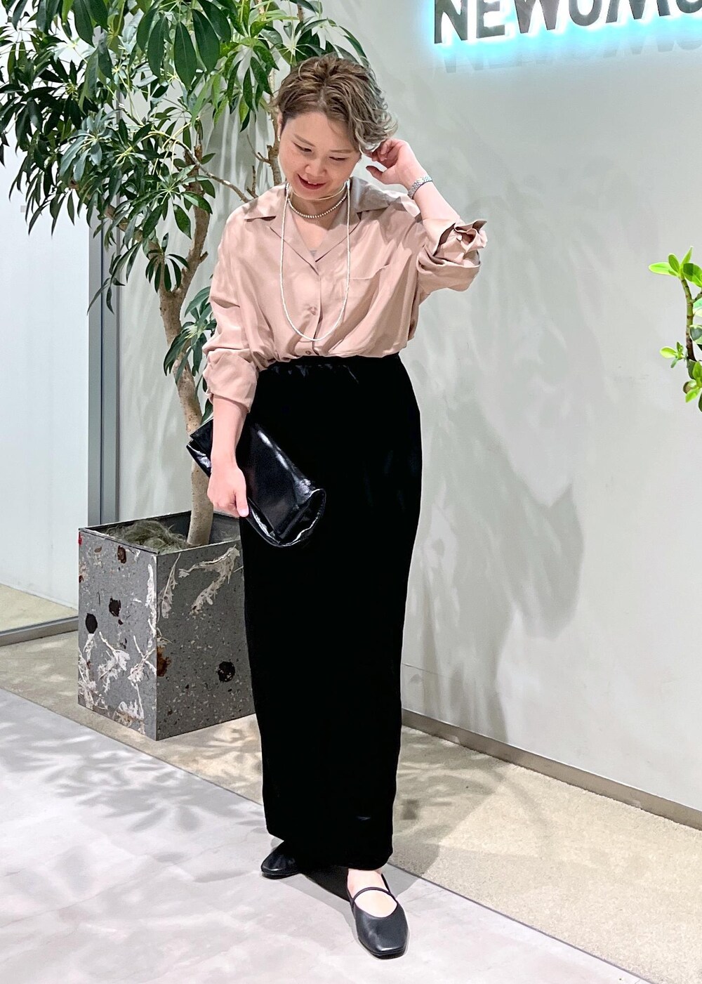 ブラック系のスカート、ピンク系のシャツ/ブラウス、ブラック系のショルダーバッグを着用したレディースの夏コーディネートの2枚目の写真