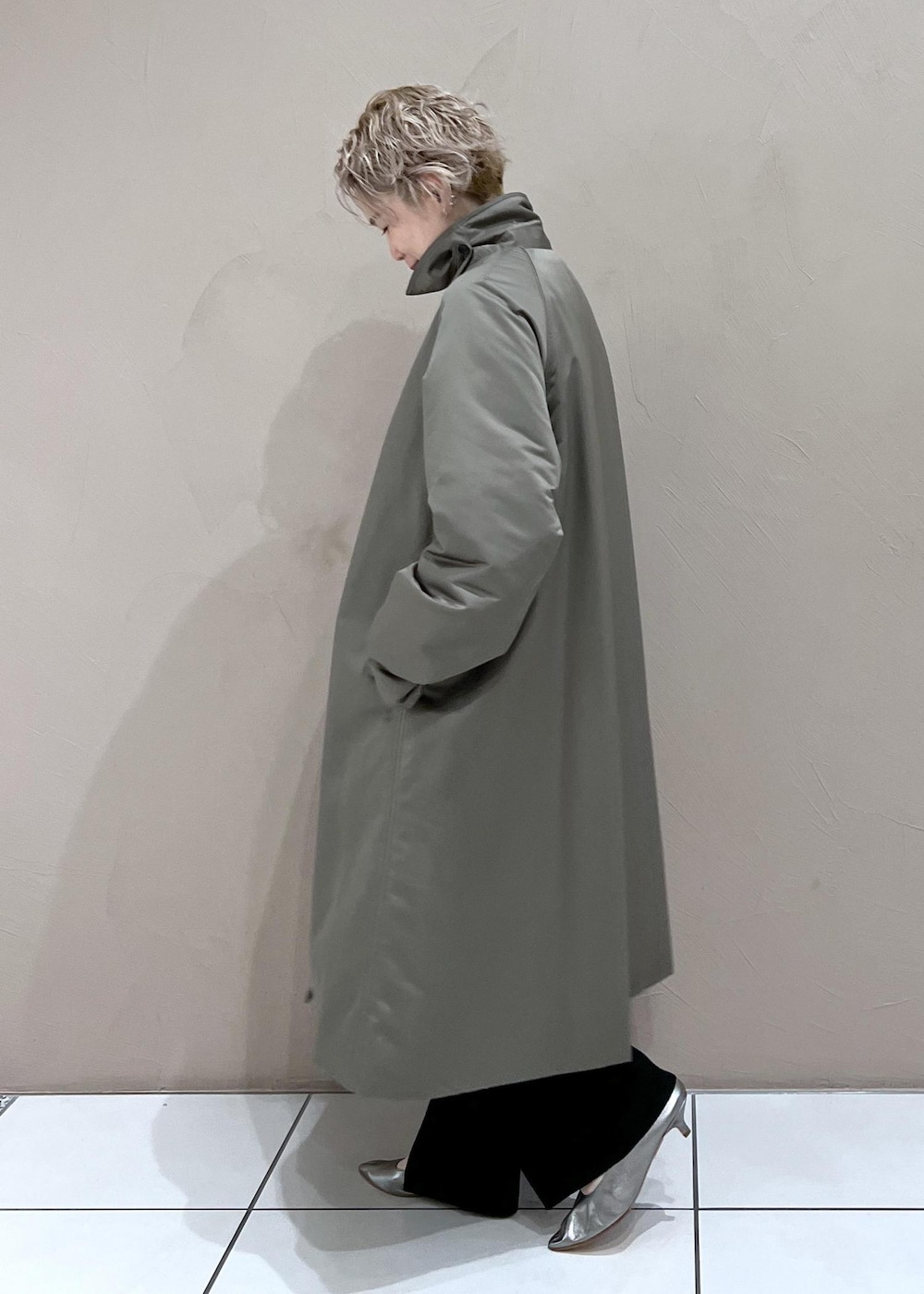 ブラック系のボストンバッグ、グリーン系のダウンジャケット/コート、ブラック系のその他パンツを着用したレディースの秋コーディネートの5枚目の写真