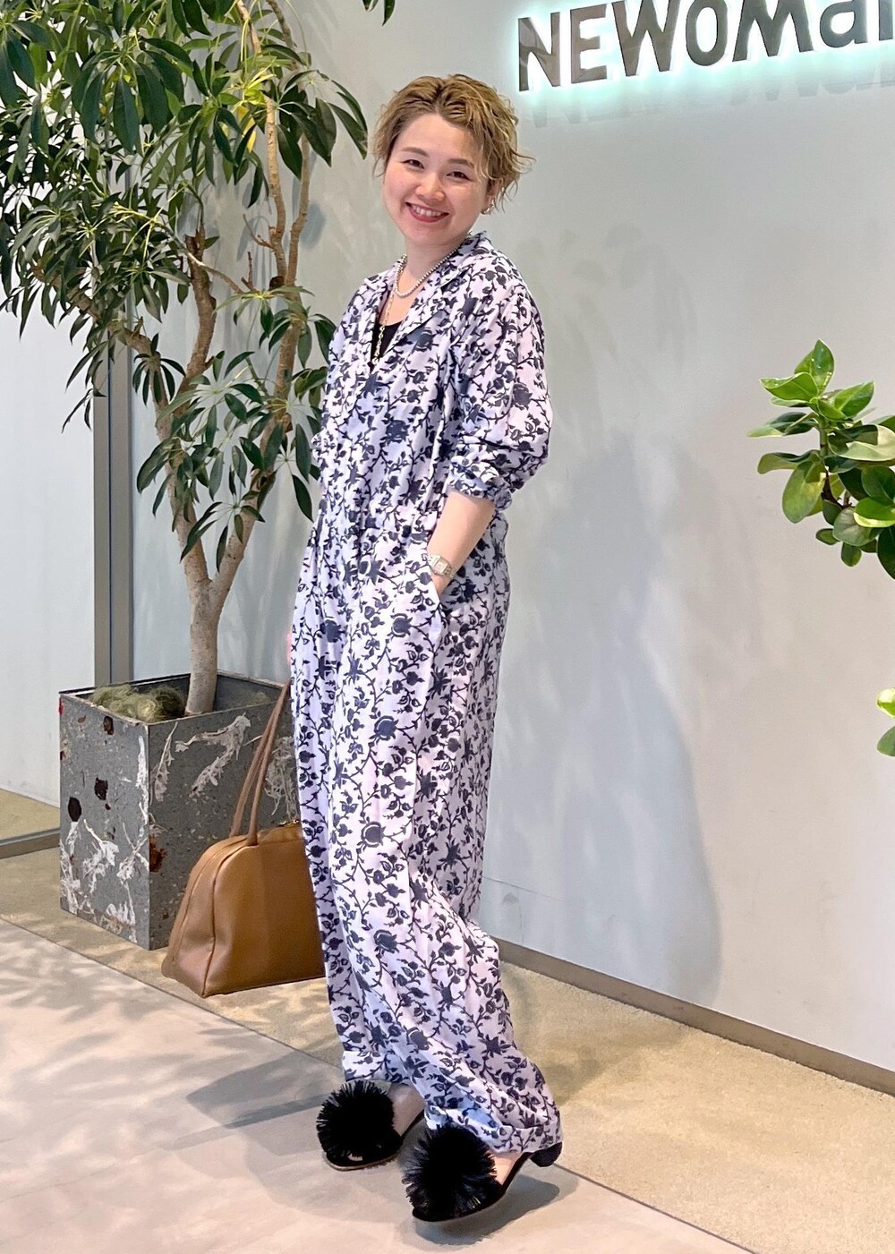 ブラウン系のボストンバッグ、ブラック系のサンダルを着用したレディースの夏コーディネートの4枚目の写真