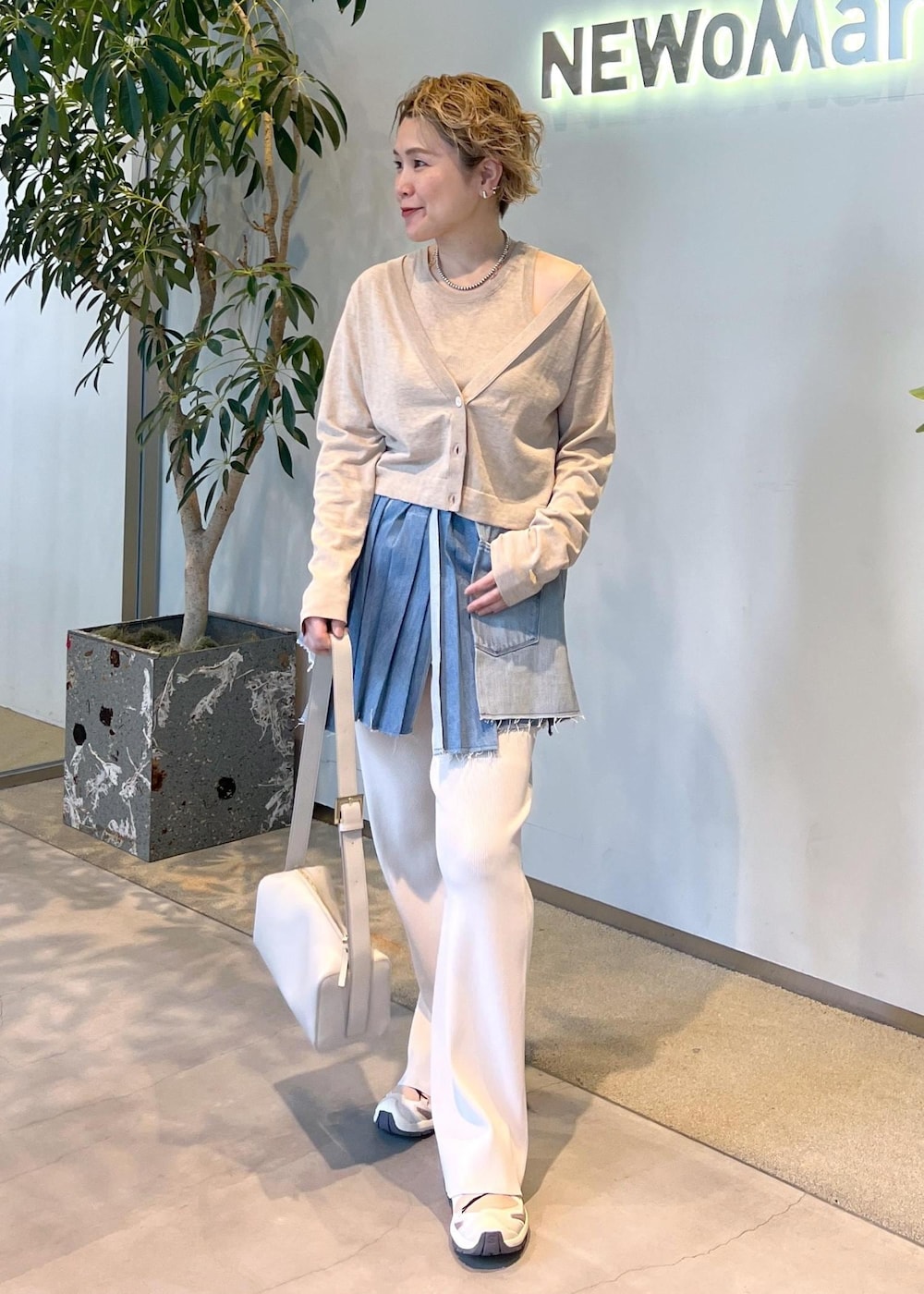 ベージュ系のカーディガン/ボレロ、ベージュ系のその他パンツ、ベージュ系のタンクトップを着用したレディースの春コーディネートの4枚目の写真