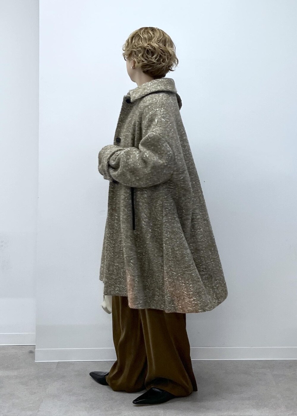 ホワイト系のスウェット、ベージュ系のステンカラーコート、ブラウン系のその他パンツを着用したレディースの秋コーディネートの4枚目の写真