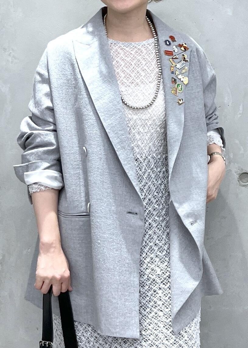 ホワイト系のワンピース、グレー系のテーラードジャケット、ブラック系のボディバッグ/ウエストポーチを着用したレディースの夏コーディネートの7枚目の写真