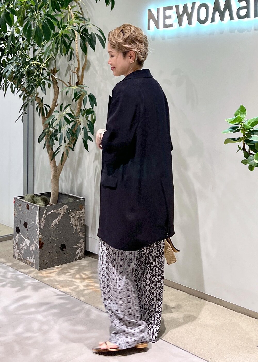 その他のサンダル、グリーン系のTシャツ/カットソー、ブラック系のテーラードジャケットを着用したレディースの夏コーディネートの6枚目の写真