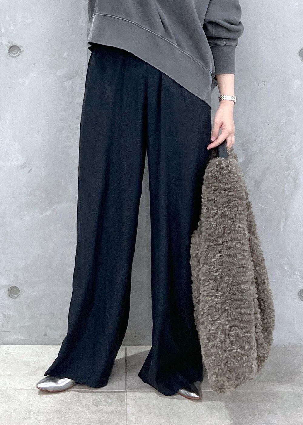 ブラック系のその他パンツ、グレー系のスウェット、ブラウン系のトートバッグを着用したレディースの秋コーディネートの6枚目の写真