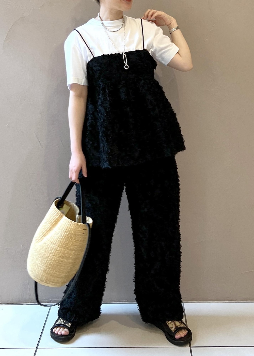 ブラック系のキャミソール、ブラック系のその他パンツ、ホワイト系のTシャツ/カットソーを着用したレディースの春コーディネートの6枚目の写真