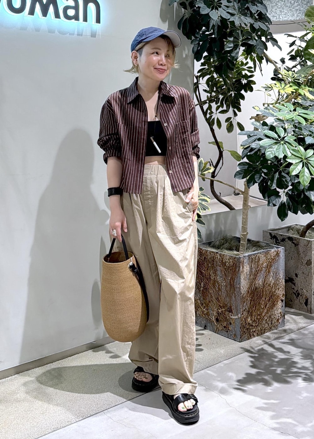 ベージュ系のその他パンツ、ブラウン系のシャツ/ブラウスを着用したレディースの春コーディネートの4枚目の写真