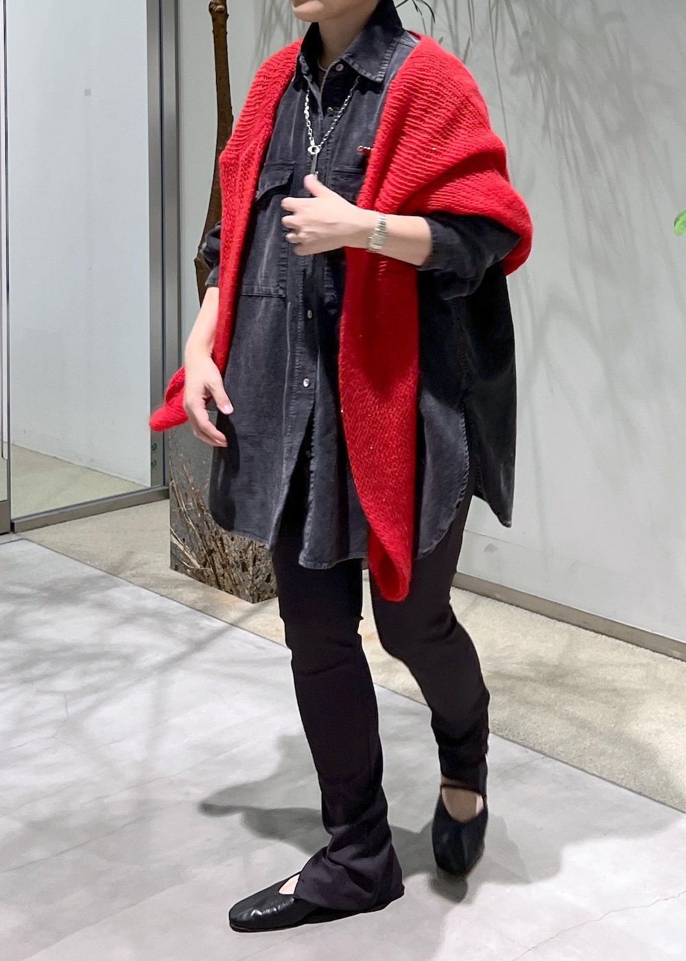 グレー系のシャツ/ブラウス、ブラック系のパンプス、レッド系のニット/セーターを着用したレディースの秋コーディネートの4枚目の写真