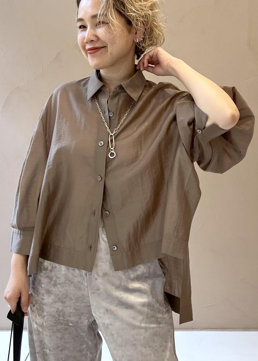 ベージュ系のその他パンツ、ブラック系のサンダル、ブラウン系のシャツ/ブラウスを着用したレディースの春コーディネートの6枚目の写真