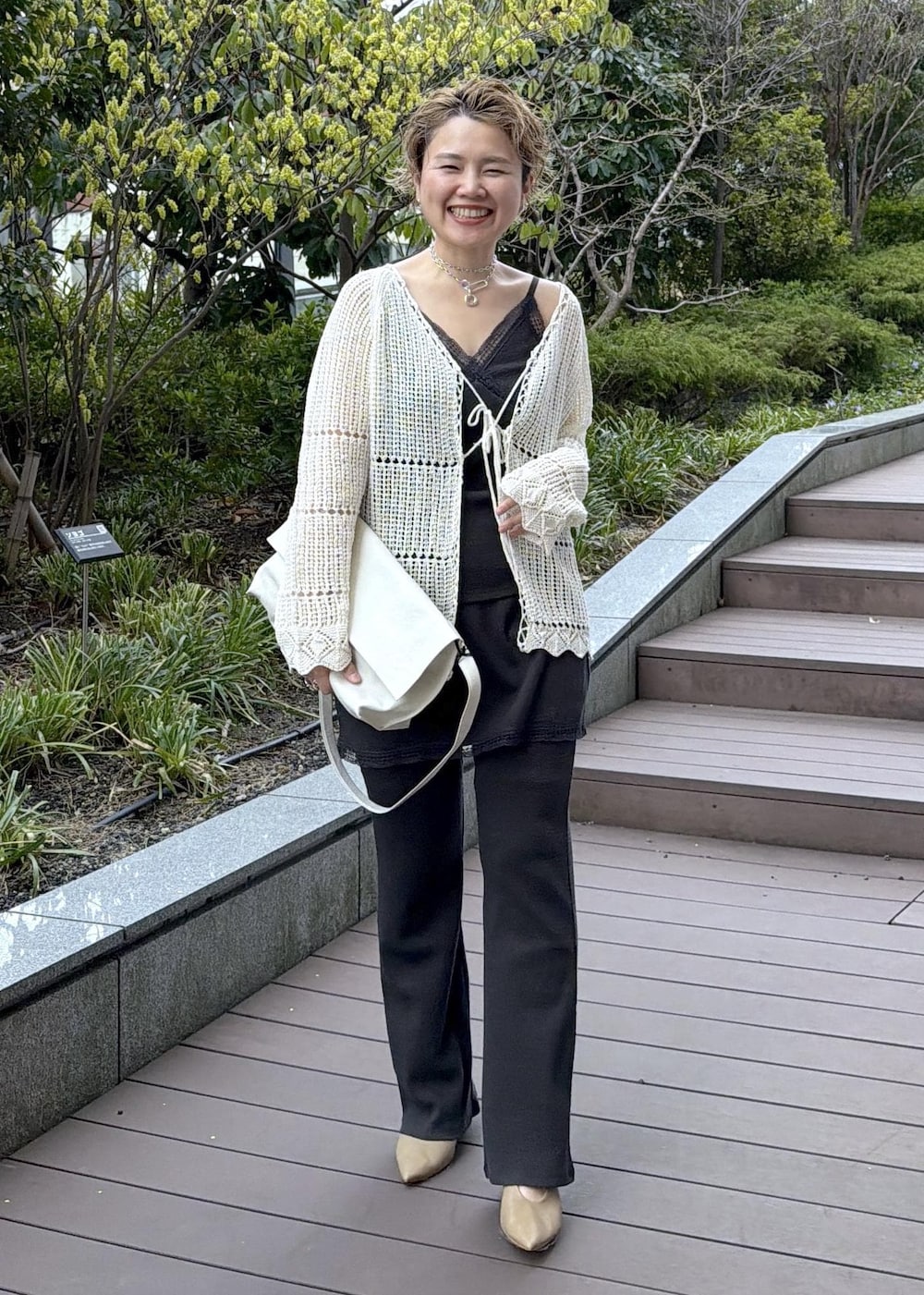 ベージュ系のパンプス、ホワイト系のカーディガン/ボレロ、グレー系のキャミソールを着用したレディースの春コーディネートの3枚目の写真