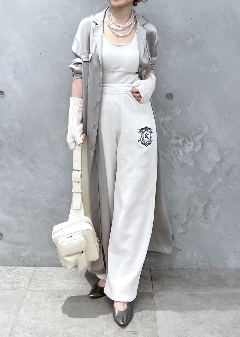 ホワイト系のタンクトップ、ホワイト系のその他パンツ、グレー系のシャツワンピースを着用したレディースの秋コーディネートの6枚目の写真