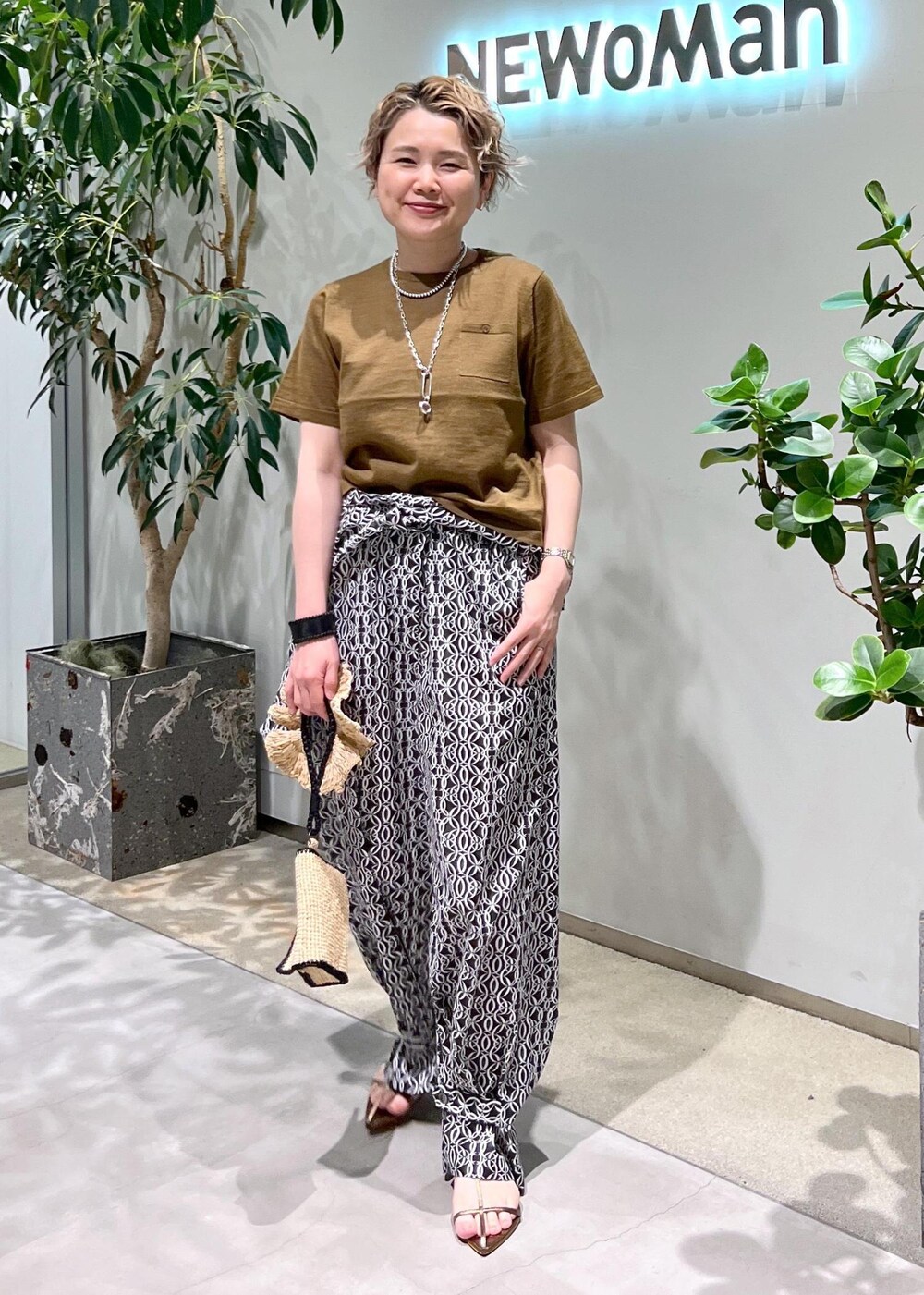 その他のサンダル、グリーン系のTシャツ/カットソー、ブラック系のつなぎ/オールインワンを着用したレディースの夏コーディネートの2枚目の写真