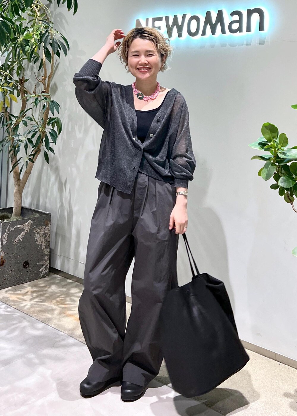 ブラック系のタンクトップ、シルバー系のカーディガン/ボレロ、グレー系のその他パンツを着用したレディースの春コーディネートの4枚目の写真