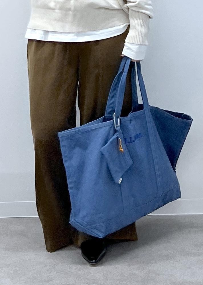 ホワイト系のスウェット、ブラウン系のその他パンツ、ブラック系のローファーを着用したレディースの秋コーディネートの5枚目の写真